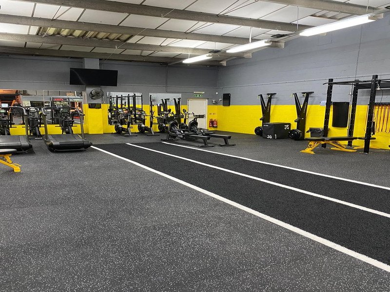 Processus de fabrication montrant le touffetage du gazon avec un logo personnalisé